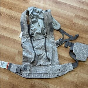 NWT Lille carrier. 6 in one season.